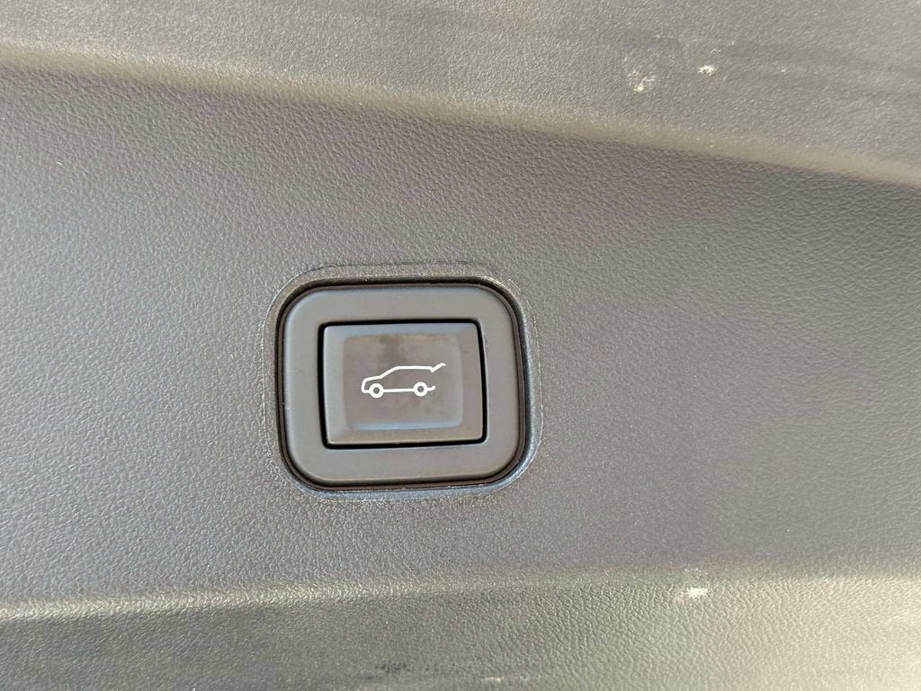 2024 Cadillac LYRIQ Luxury 1