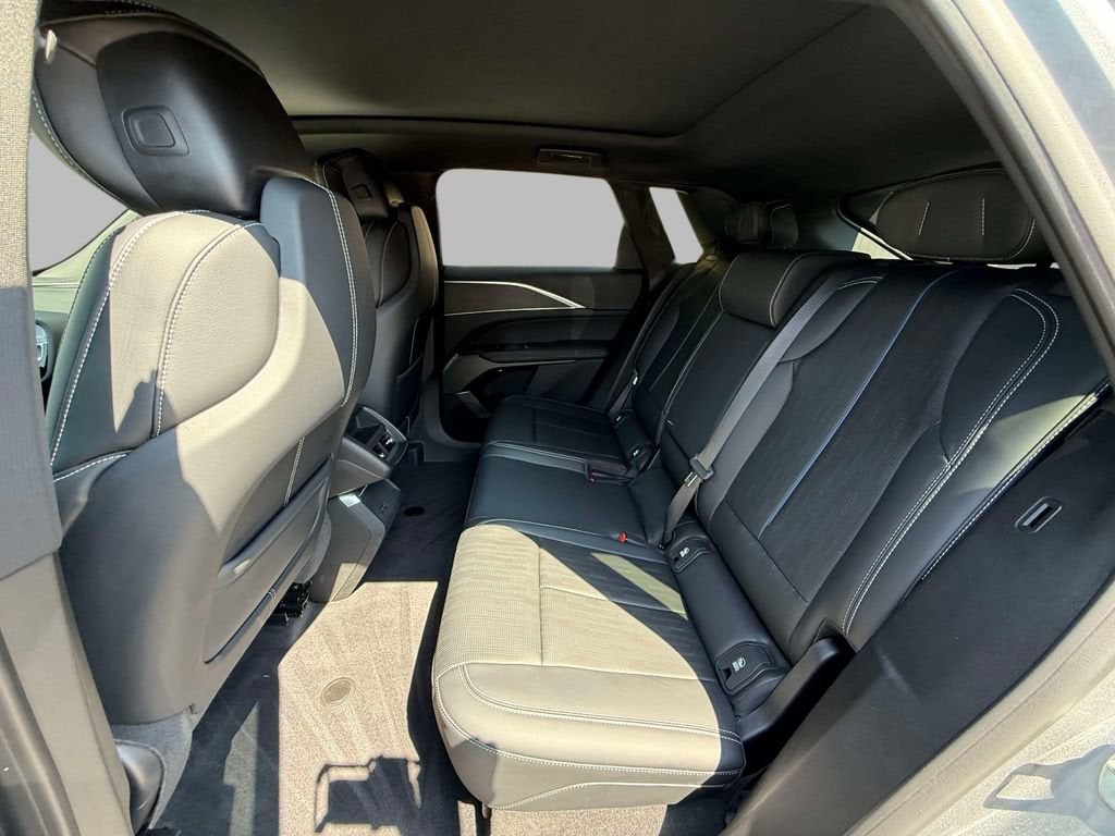 2024 Cadillac LYRIQ Luxury 1