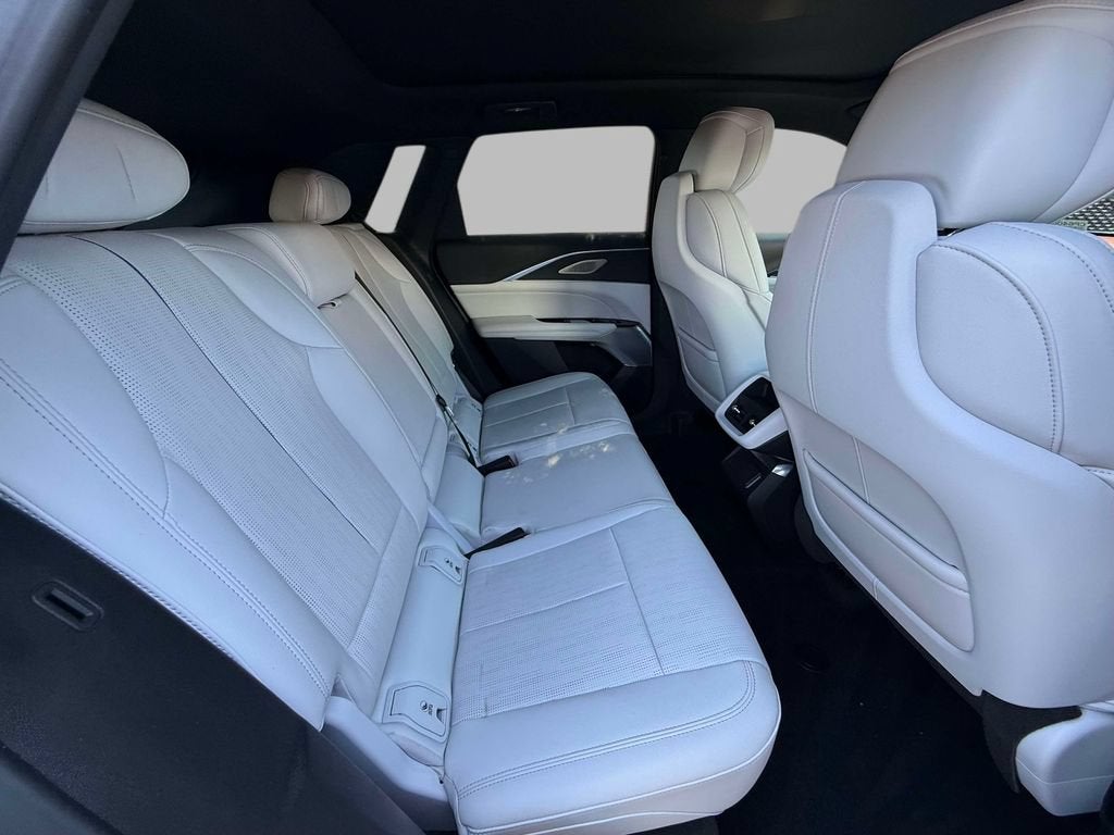 2024 Cadillac LYRIQ Luxury 2