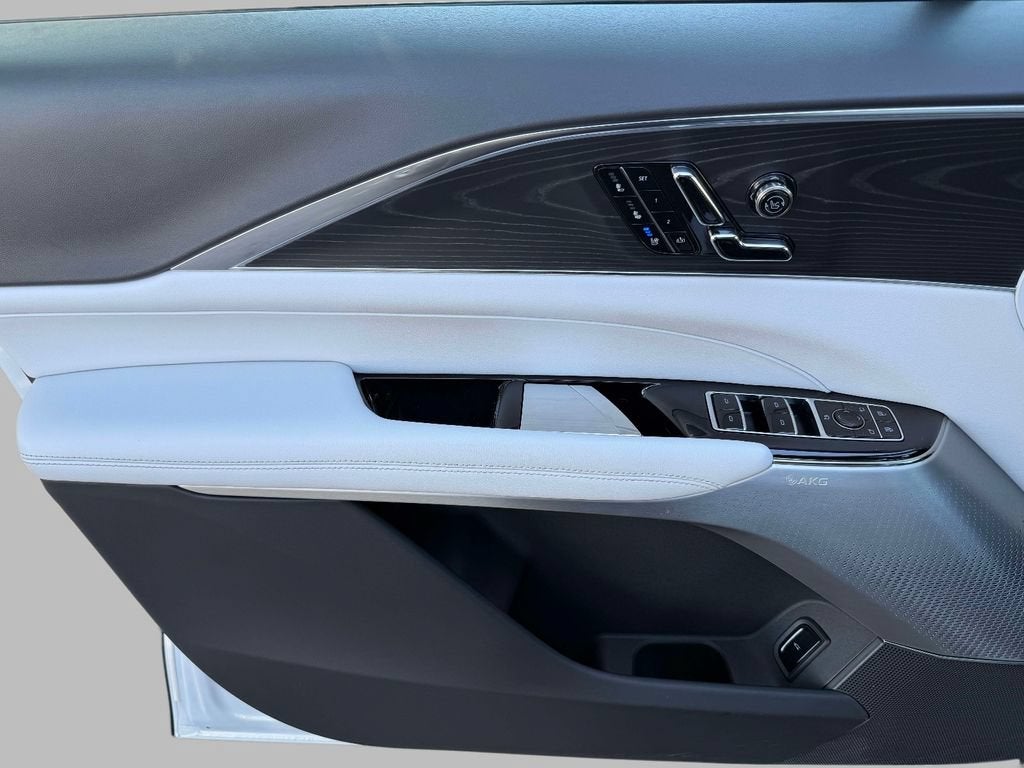 2024 Cadillac LYRIQ Luxury 2