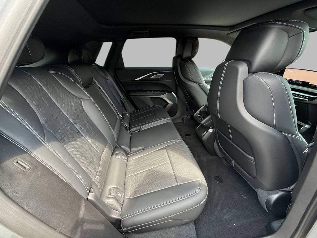 2024 Cadillac LYRIQ Luxury 2