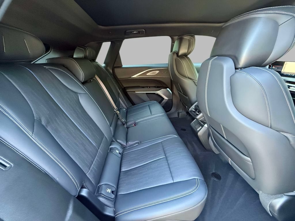 2024 Cadillac LYRIQ Luxury 2