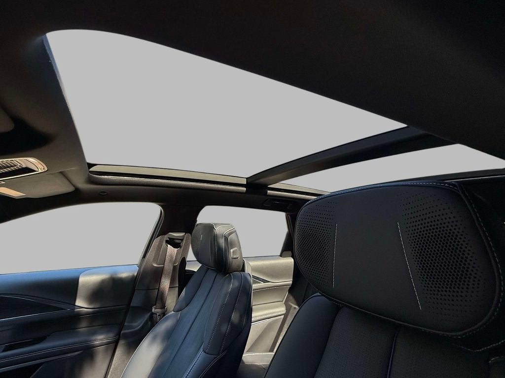 2024 Cadillac LYRIQ Luxury 2