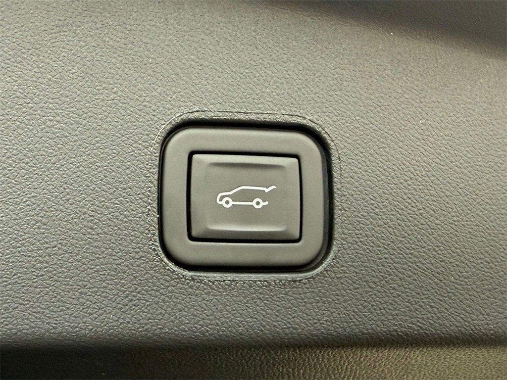 2024 Cadillac LYRIQ Luxury 3