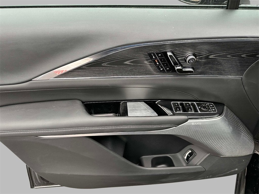 2024 Cadillac LYRIQ Luxury 3