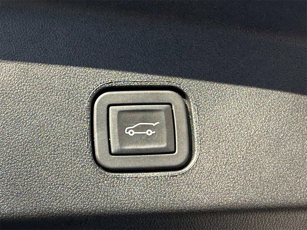 2024 Cadillac LYRIQ Luxury 3