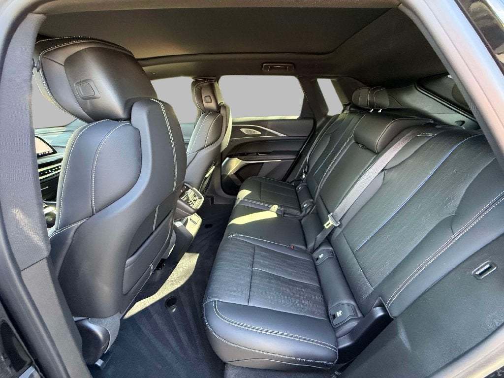 2025 Cadillac LYRIQ Luxury 3