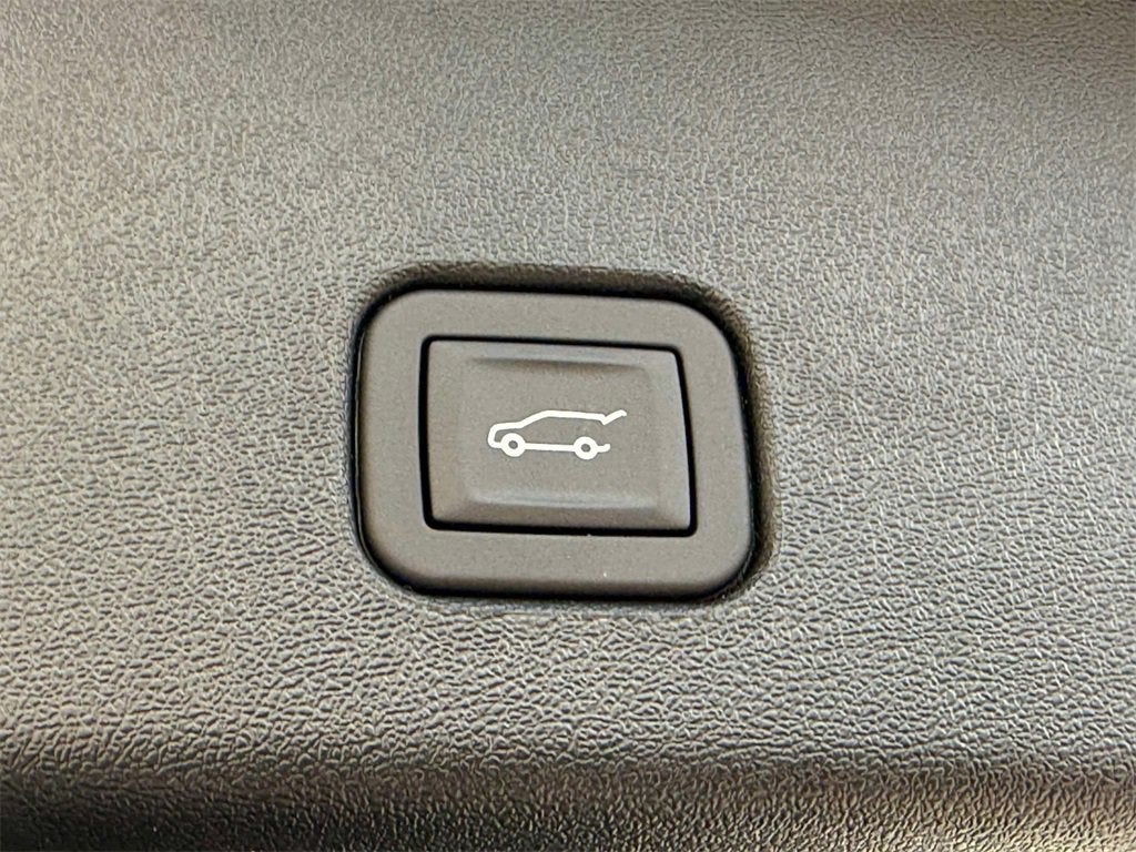 2025 Cadillac OPTIQ Luxury 1