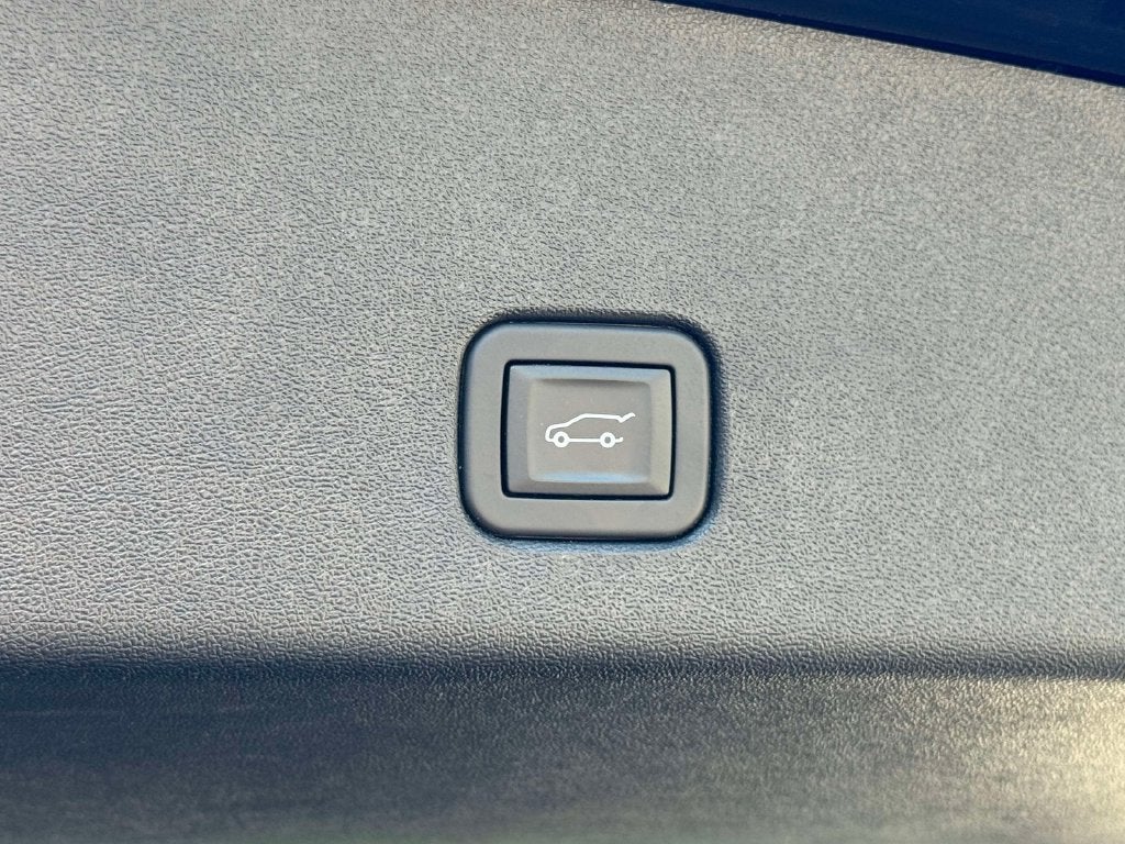 2025 Cadillac OPTIQ Luxury 2