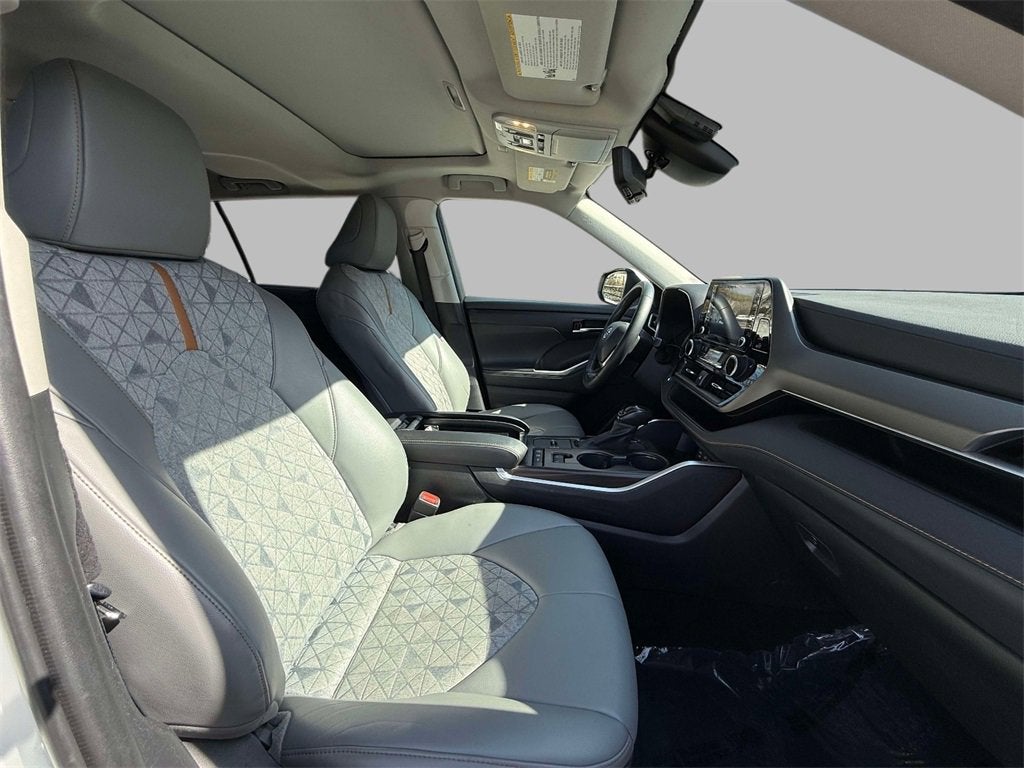 2022 Toyota Highlander Hybrid Bronze Edition