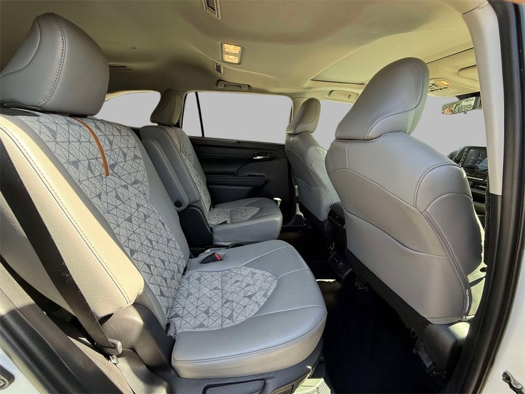 2022 Toyota Highlander Hybrid Bronze Edition