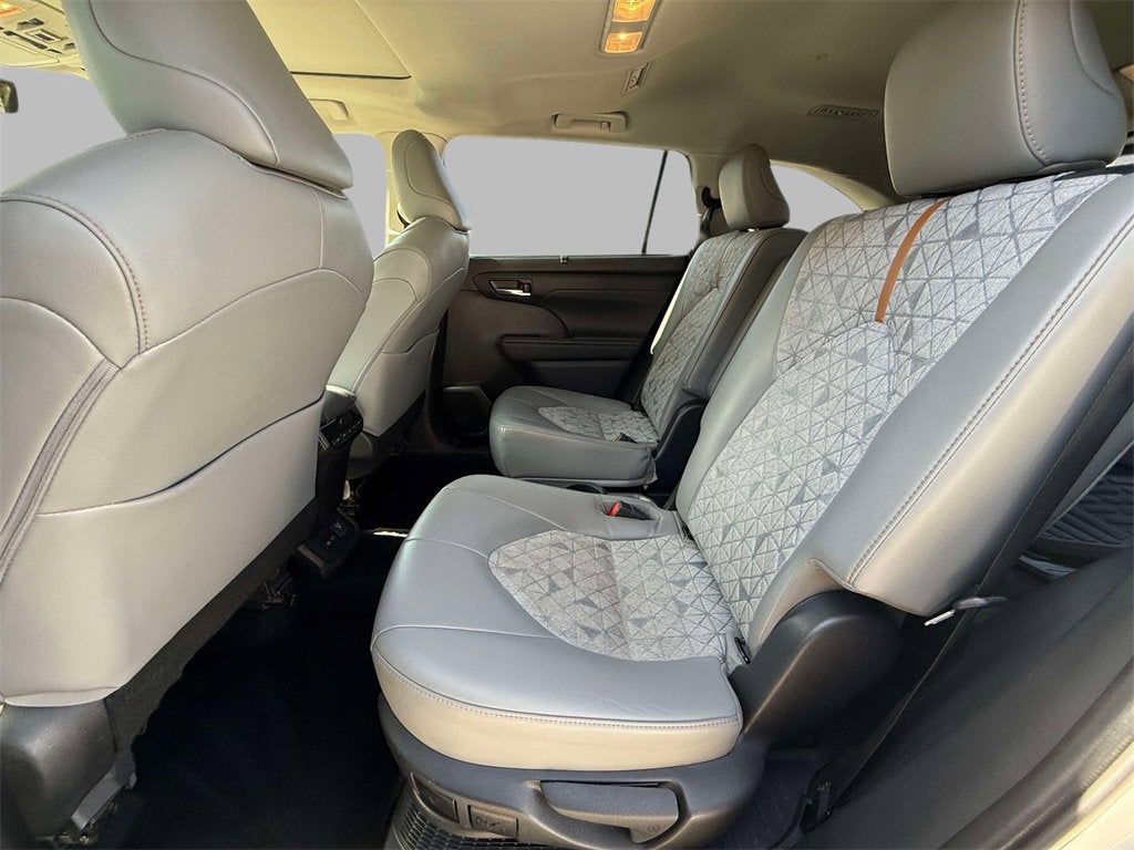 2022 Toyota Highlander Hybrid Bronze Edition